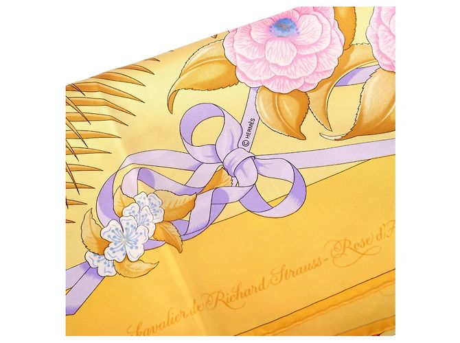 Carré 90 in seta gialla Hermès Vintage “Fleurs De L’opéra” di Julia Abadie - vista 3