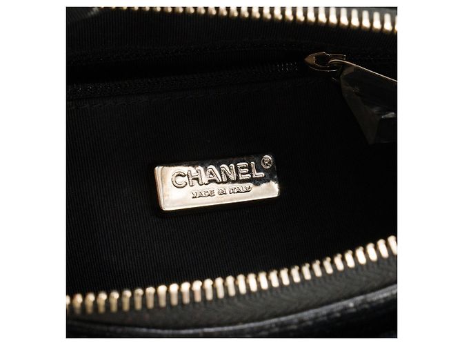 CHANEL - Borsa a tracolla Gabrielle mini Chanel in pelle embossed coccodrillo nero - vista 7