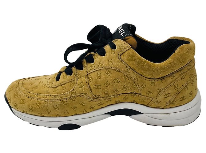 Baskets en daim Chanel Tan CC Logo Embossed Coco Mark - vue 3