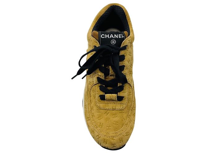 Baskets en daim Chanel Tan CC Logo Embossed Coco Mark - vue 4
