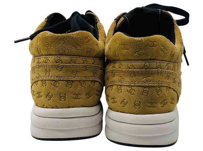 Baskets en daim Chanel Tan CC Logo Embossed Coco Mark - vue 5