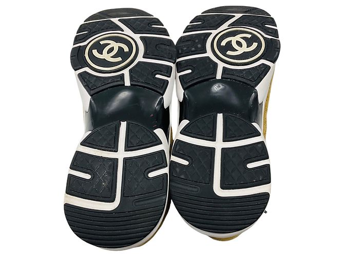 Baskets en daim Chanel Tan CC Logo Embossed Coco Mark - vue 6