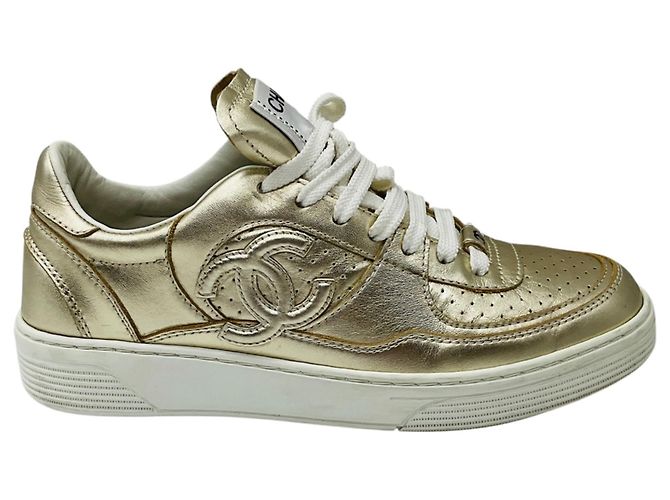 Sneakers basse Chanel Gold Metallic 2023 CC Logo in pelle di vitello - vista 2