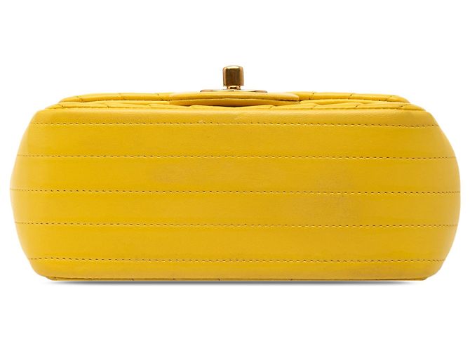 Borsa a tracolla Chanel Mini Square Classic Chevron in pelle d'agnello gialla con patta singola - vista 3