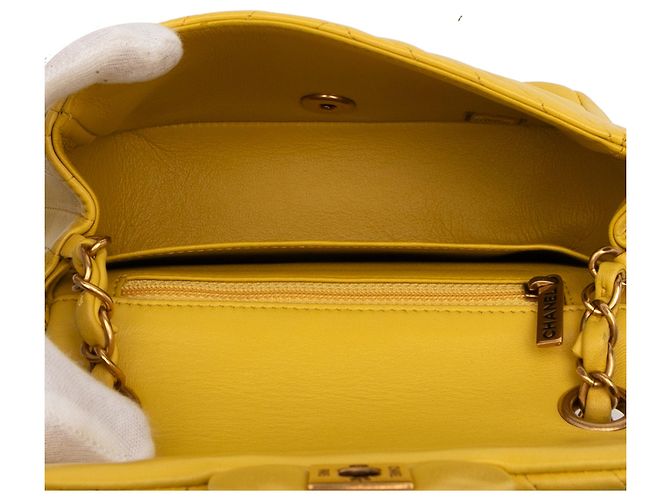 Borsa a tracolla Chanel Mini Square Classic Chevron in pelle d'agnello gialla con patta singola - vista 4