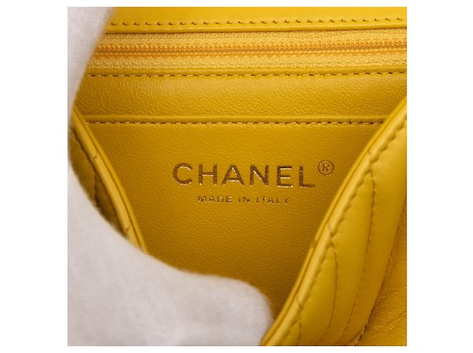 Borsa a tracolla Chanel Mini Square Classic Chevron in pelle d'agnello gialla con patta singola - vista 5