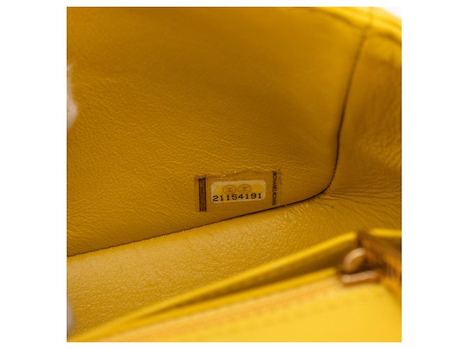 Borsa a tracolla Chanel Mini Square Classic Chevron in pelle d'agnello gialla con patta singola - vista 6