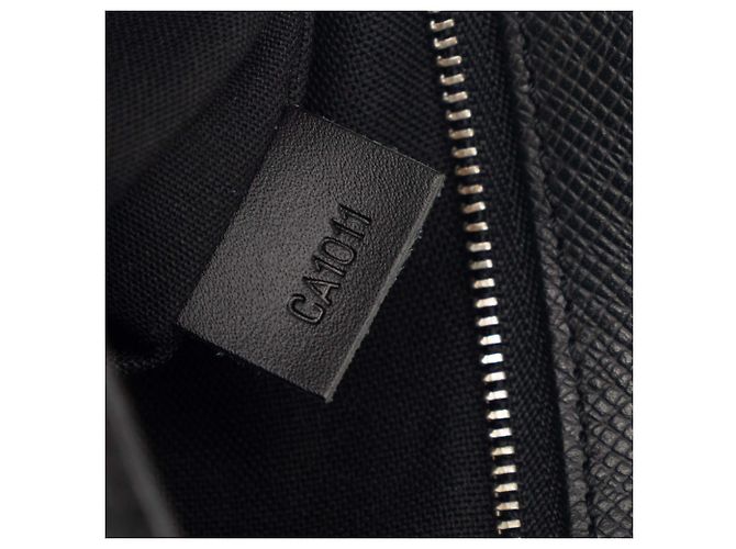 Borsa a pochette Louis Vuitton Taiga Pochette Kaluga Nera - vista 6