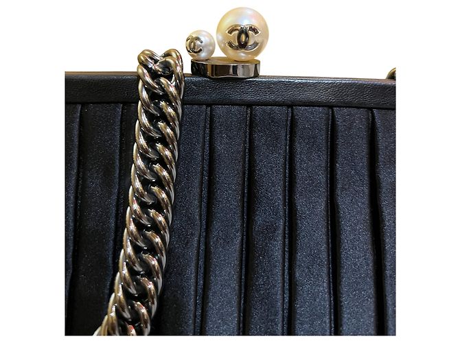 2006 Chanel Plissierte Satin-Rahmentasche mit Perlenkette und Fransen - Ansicht 4