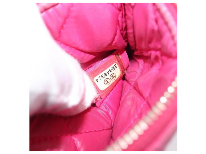 Porta-moedas com zíper Chanel CC em pele de cordeiro acolchoada Small - vista 7