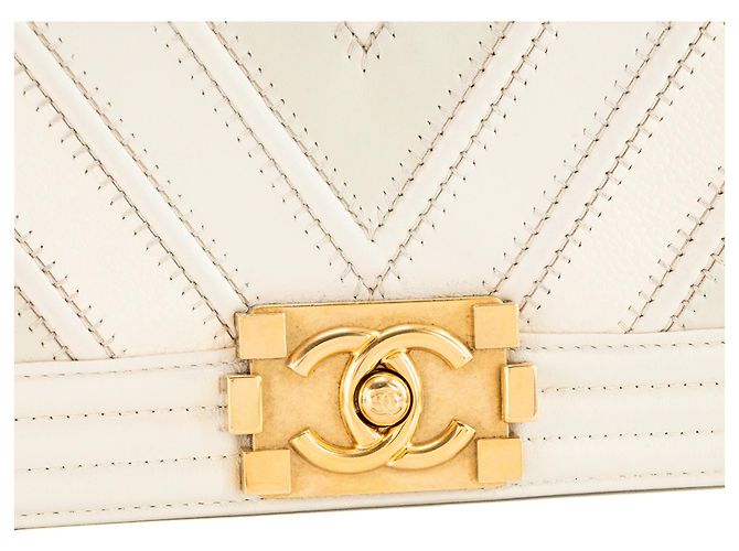 CHANEL - Borsa a tracolla Boy Chanel in pelle caviar e pelle liscia bianca chevron - vista 5