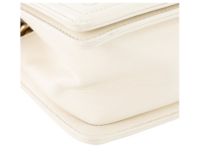 CHANEL - Borsa a tracolla Boy Chanel in pelle caviar e pelle liscia bianca chevron - vista 6