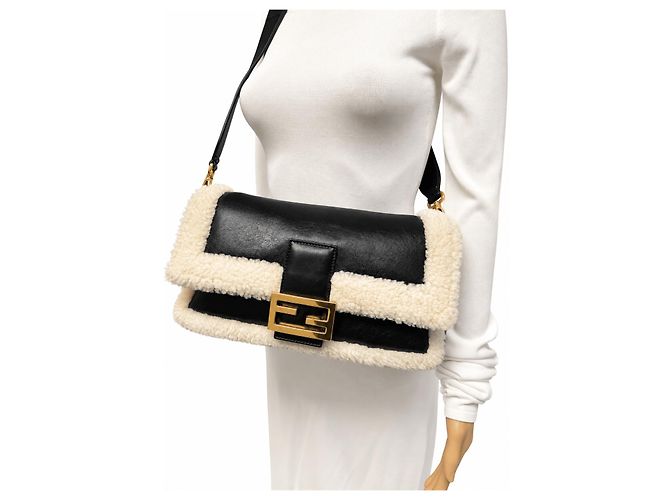 Fendi Borsa baguette in shearling nera - vista 4