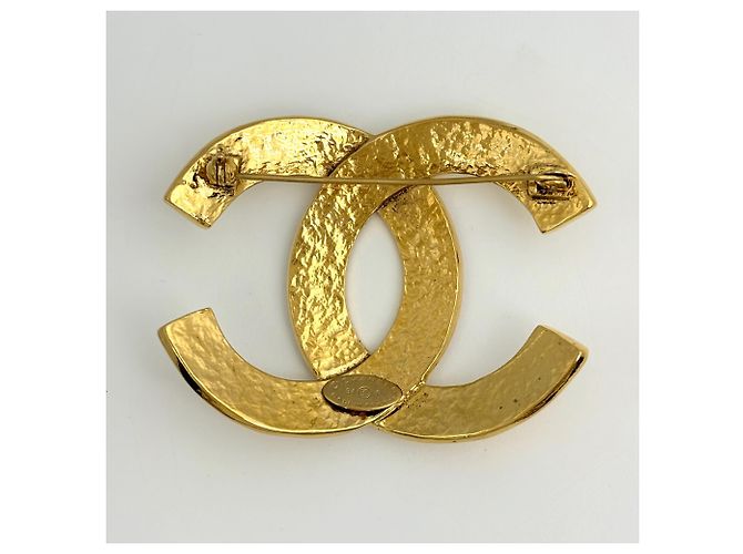 Broche Chanel plaquée or avec logo Coco - vue 2