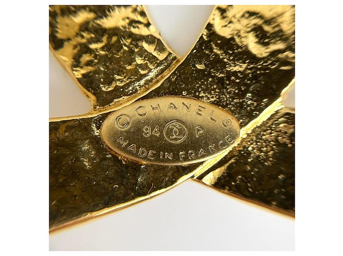 Broche Chanel plaquée or avec logo Coco - vue 5