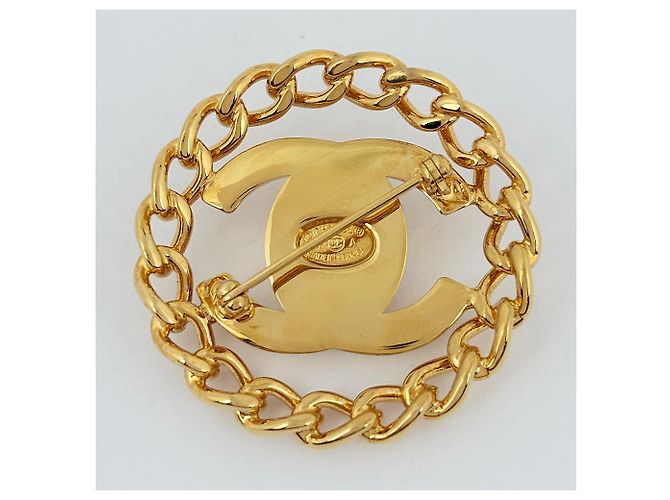 Broche Chanel plaquée or avec logo Coco - vue 2