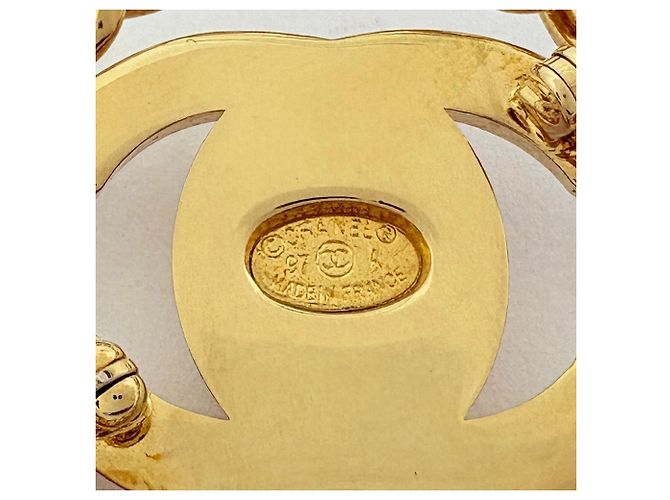 Broche Chanel plaquée or avec logo Coco - vue 4