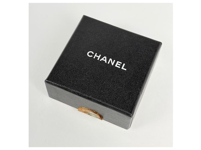 Broche Chanel plaquée or avec logo Coco - vue 5