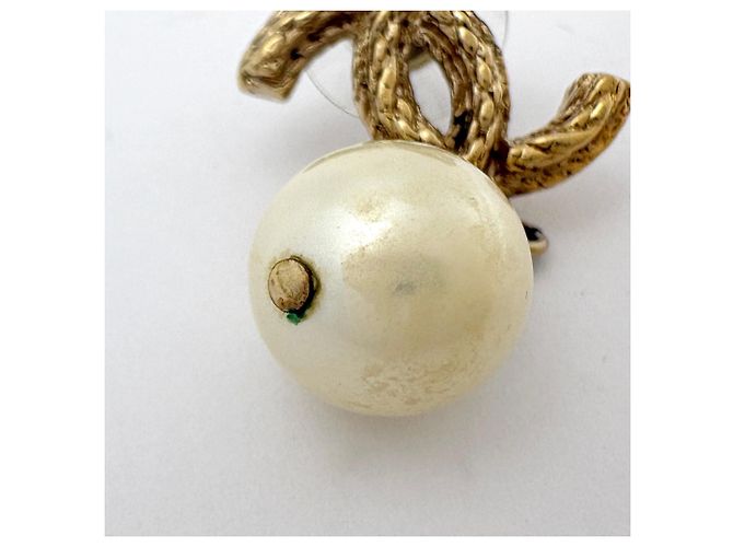 Chanel vergoldete Stecker-Ohrringe mit Kunstperle - Ansicht 4