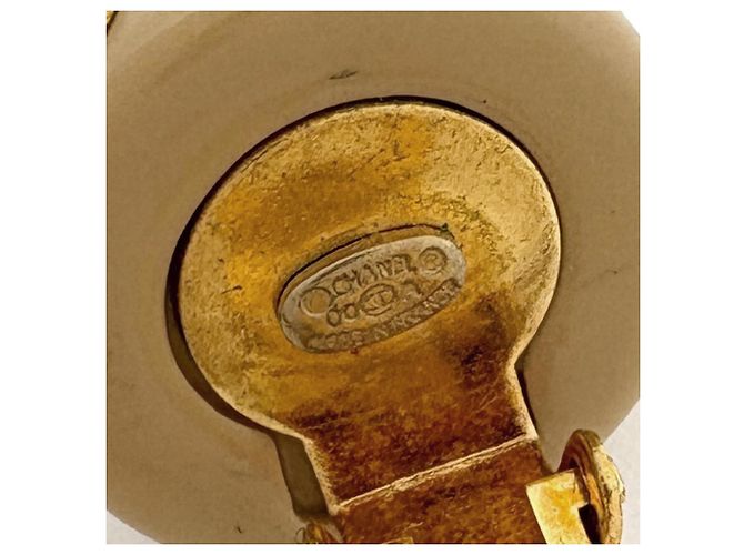 Orecchini a clip Chanel Coco Mark beige e oro - vista 5