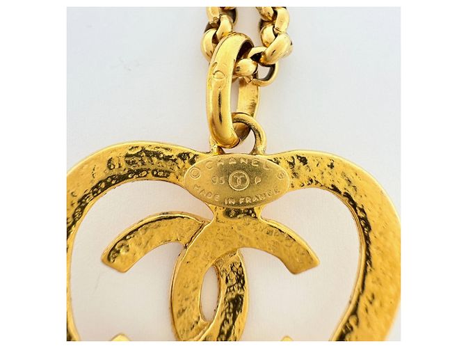Collier Chanel plaqué or avec cœur logo Coco Mark - vue 5