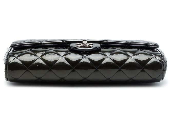 Clutch de aba Chanel Brown CC acolchoada em verniz estriado com corrente - vista 3
