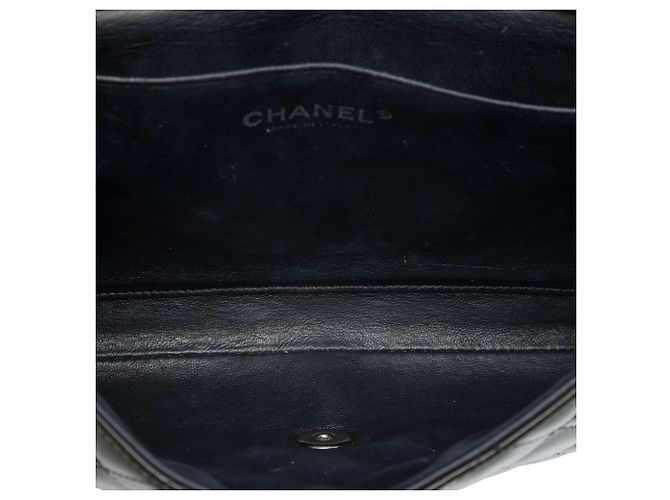 Clutch de aba Chanel Brown CC acolchoada em verniz estriado com corrente - vista 4