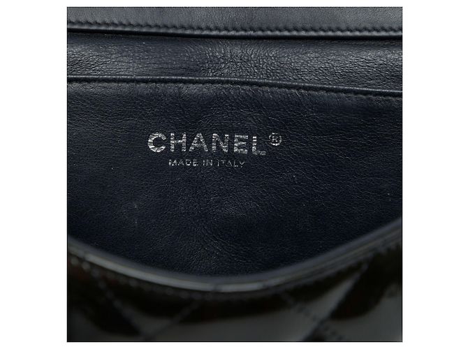 Clutch de aba Chanel Brown CC acolchoada em verniz estriado com corrente - vista 5