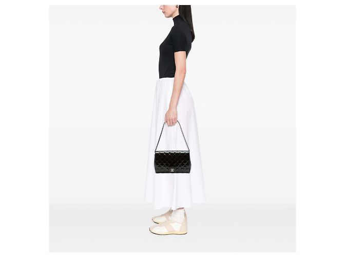 Clutch de aba Chanel Brown CC acolchoada em verniz estriado com corrente - vista 7
