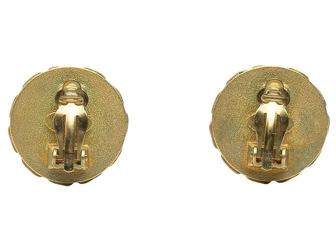Orecchini a clip rotondi in resina placcata oro Chanel Gold CC - vista 2