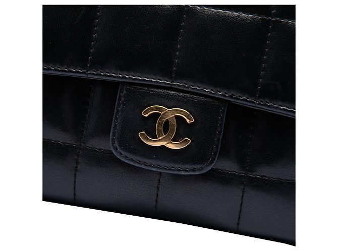 Chanel Mini CC Chocolate Bar in pelle di agnello nera con camelia e patta - vista 5