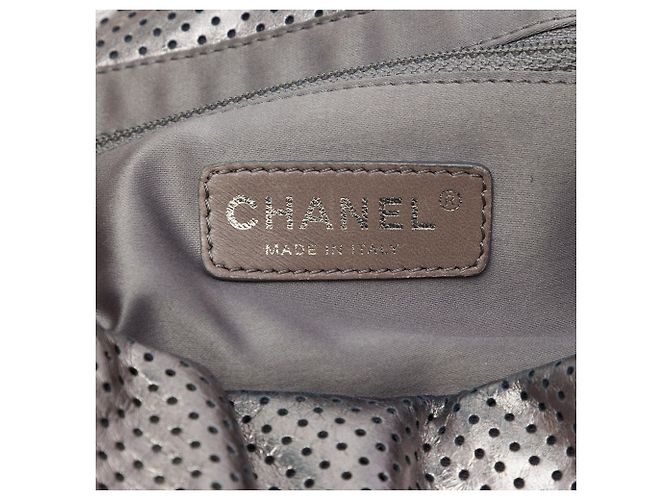 Chanel Silver Metallic Perforated Calfskin Reissue 2.55 Drill Accordion Flap - vista 5