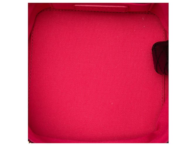 Vanity Beauty case Chanel in vitello matelassé nero con CC e catena - vista 4