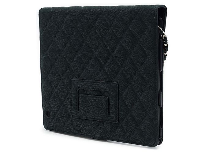 Custodia iPad Chanel Black CC Quilted Caviar con catena - vista 2