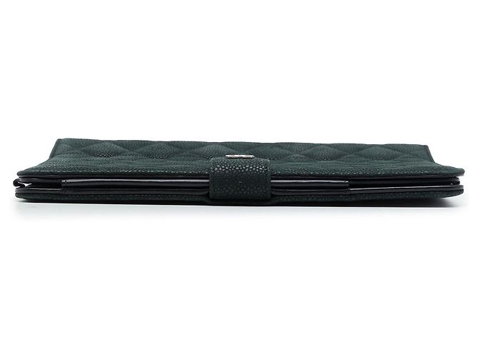 Custodia iPad Chanel Black CC Quilted Caviar con catena - vista 3