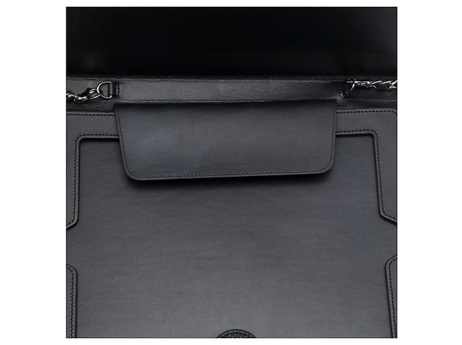 Custodia iPad Chanel Black CC Quilted Caviar con catena - vista 4