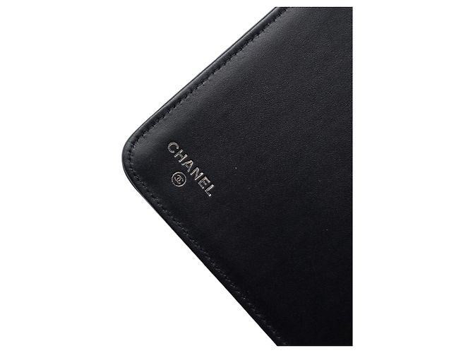 Custodia iPad Chanel Black CC Quilted Caviar con catena - vista 5