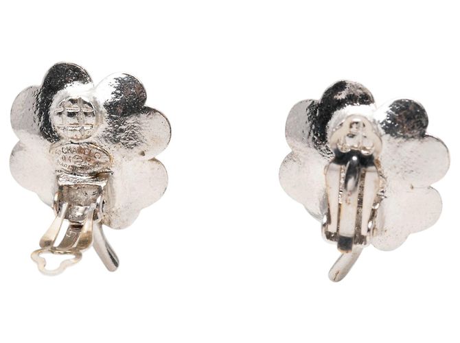 Chanel Silver CC Clip-On-Ohrringe aus emailliertem Messing und Strass in Kleeblatt-Form - Ansicht 3