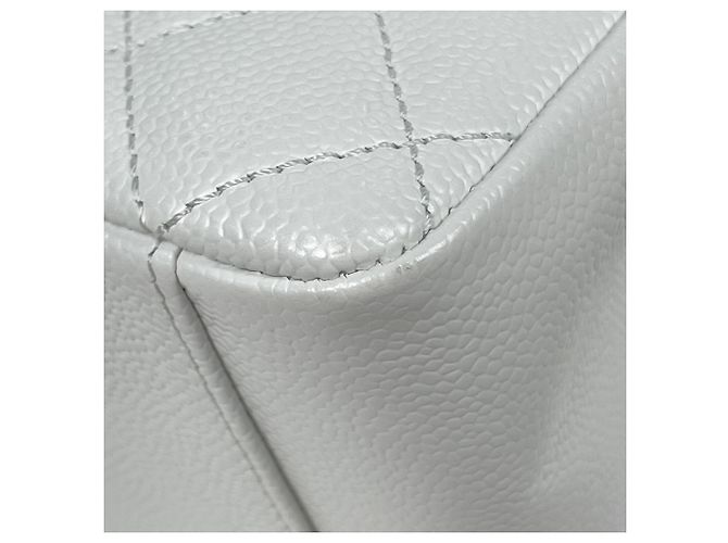 Borsa Tote Chanel in pelle di vitello martellata bianca - vista 3