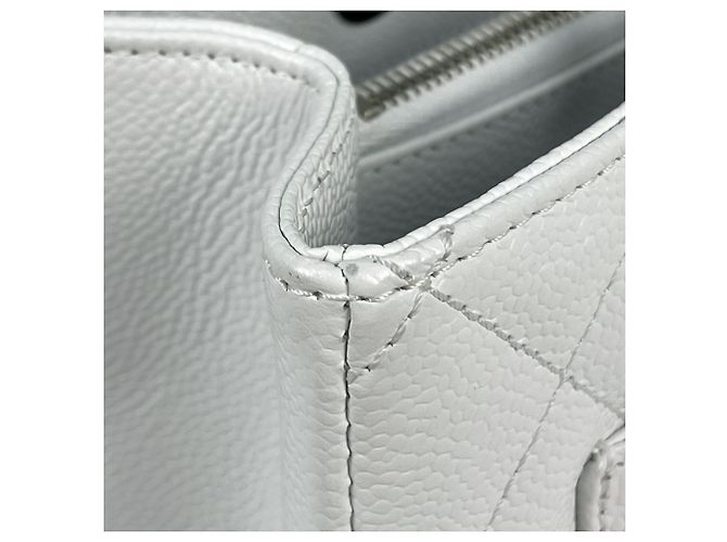 Borsa Tote Chanel in pelle di vitello martellata bianca - vista 5