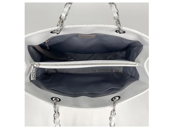 Borsa Tote Chanel in pelle di vitello martellata bianca - vista 7