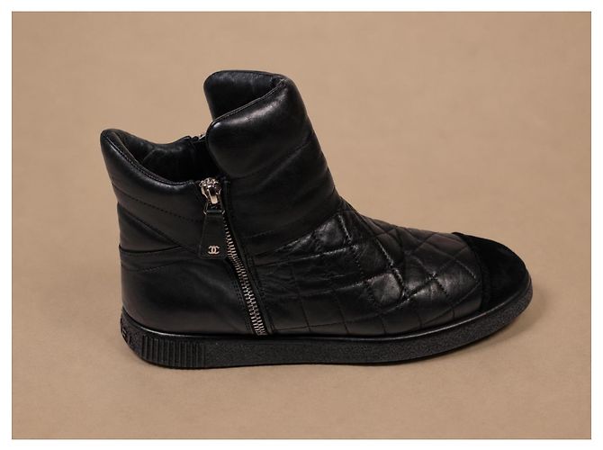 Chanel Sneakers Alte in Pelle Matelassé Nera - vista 4