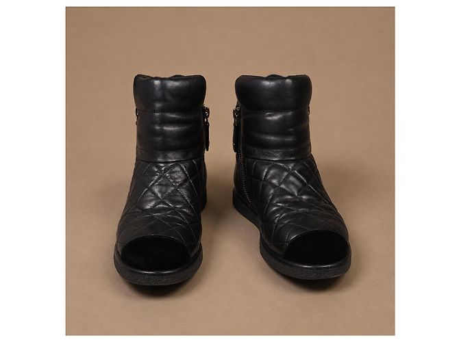 Chanel Sneakers Alte in Pelle Matelassé Nera - vista 6
