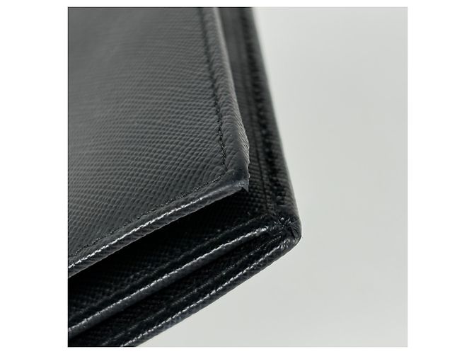 Prada Bi-Fold Geldbörse aus schwarzem Saffiano-Leder - Ansicht 4