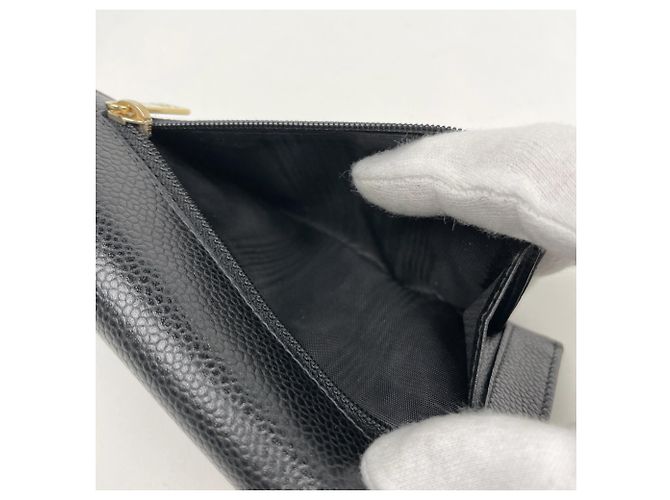 Cartera tri-fold Chanel en piel de becerro granulada negra - vista 4