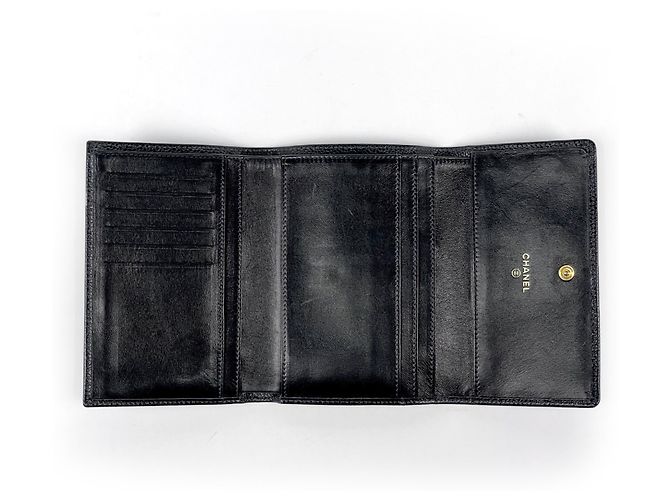Cartera tri-fold Chanel en piel de becerro granulada negra - vista 7