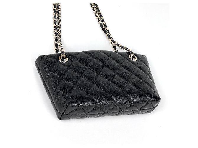 Bolsa de ombro Chanel em couro de bezerro granulado preto - vista 2