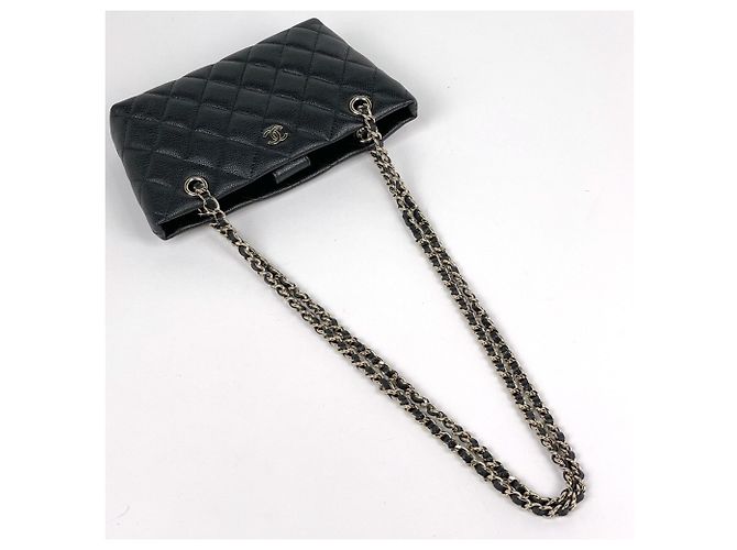 Bolsa de ombro Chanel em couro de bezerro granulado preto - vista 4