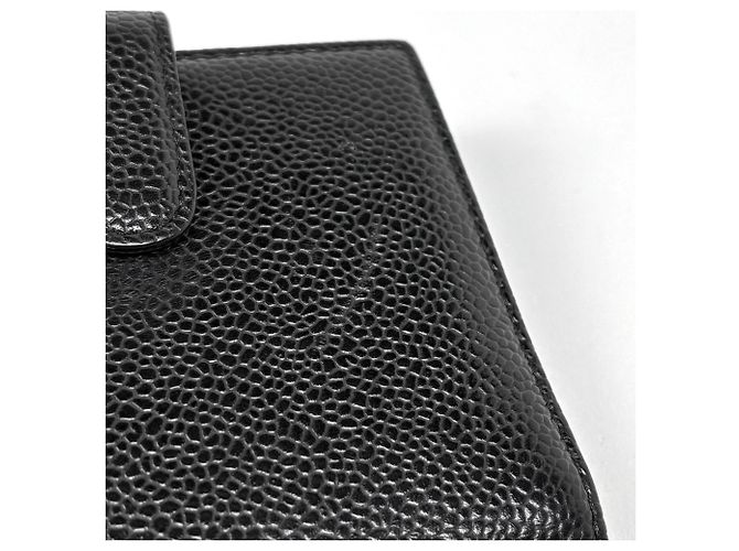 Cartera bi-fold Chanel en piel de becerro granulada negra - vista 3