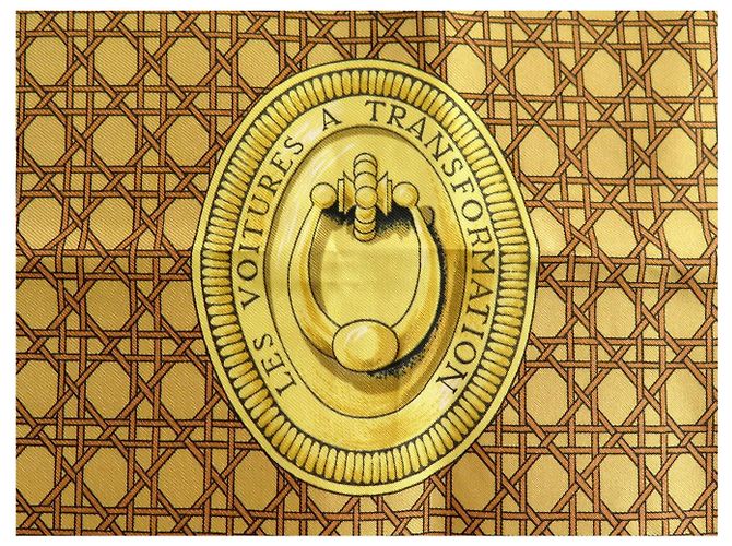 Hermès FOULARD HERMES LES VOITURES A TRANSFORMATION 1ERE EDITION 1965 GIALLO - vista 8